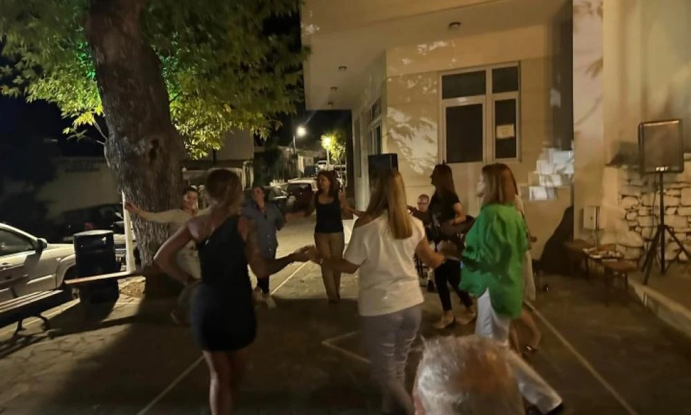 Συγκίνηση στην Ρόδο: Ζευγάρι Γερμανών έστησε γλέντι και κέρασε ολόκληρο το χωριό επειδή έσωσαν το σπίτι τους από τις φωτιές